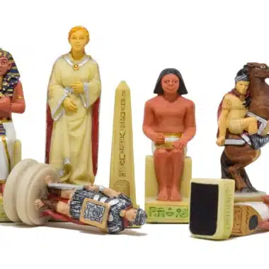 Alternative view of Juego de Ajedrez Romanos vs Egipcios en Resina & Tablero de Ajedrez en Similicuir Burdeos