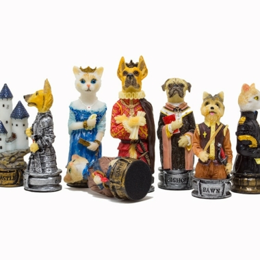 Alternative view of Juego de Ajedrez Perros y Gatos en Resina y Tablero de Ajedrez en Similcuero Burdeos y Dorado