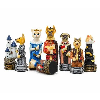 Piezas de ajedrez de perros y gatos de resina alineadas, detalle de las figuras