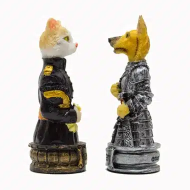 Juego de Ajedrez Perros y Gatos en Resina y Tablero de Ajedrez en Similcuero Burdeos y Dorado - Imagen 5