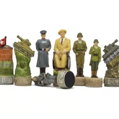 Piezas de ajedrez de resina que representan personajes y vehículos militares de la Segunda Guerra Mundial