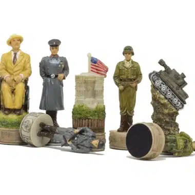 Detalle de las piezas de ajedrez que representan a Roosevelt, oficiales y tanque americano