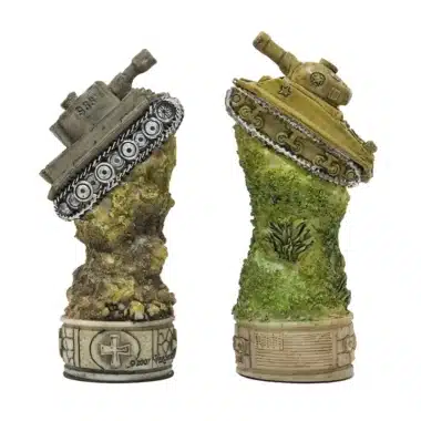 Detalle de las dos torres en forma de tanques sobre base grabada