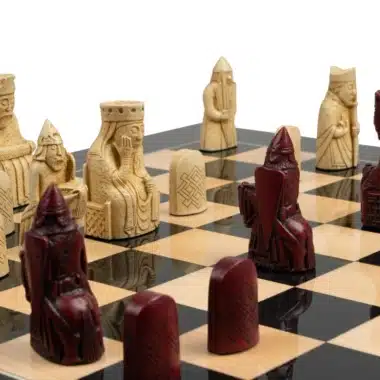 Alternative view of Gran Juego de Ajedrez Isla de Lewis en Resina Roja y Crema & Tablero de Ajedrez de Madera Laca