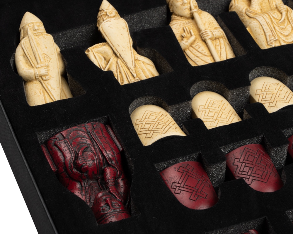 Gran Juego de Ajedrez Isla de Lewis en Resina Roja y Crema & Tablero de Ajedrez de Madera Laca - Imagen 8