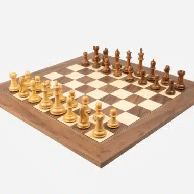 Juego de ajedrez Oxford de madera de acacia y boj sobre tablero de nogal y arce