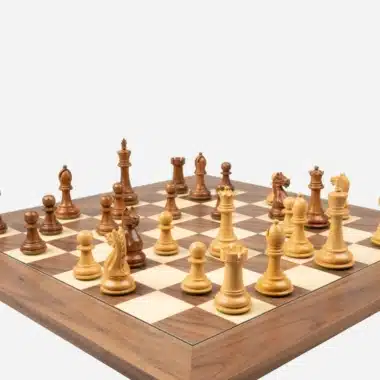 Tablero de ajedrez de nogal y arce con todas las piezas del juego Oxford en vista general