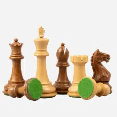 Juego de ajedrez Oxford: piezas inclinadas mostrando su base de fieltro verde