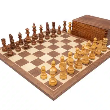 Juego de ajedrez en madera de rosa dorada sobre tablero de nogal y arce con caja