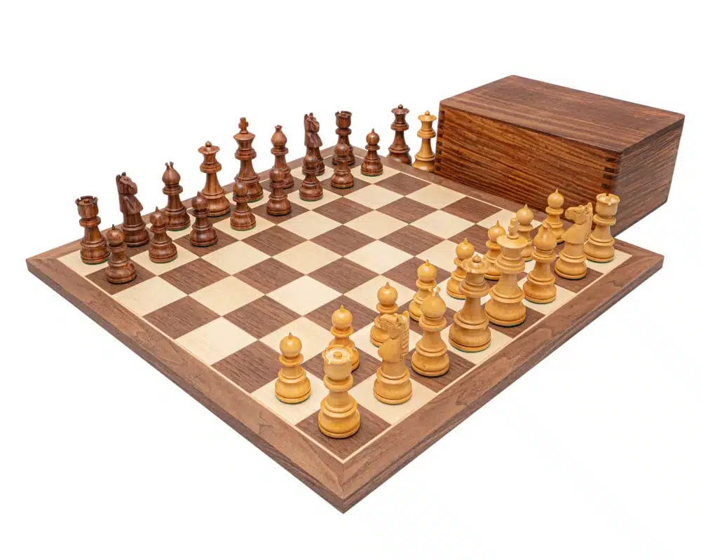 Juego de ajedrez en madera de rosa dorada sobre tablero de nogal y arce con caja