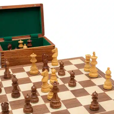 Caja de almacenamiento de madera abierta con interior de fieltro verde y piezas