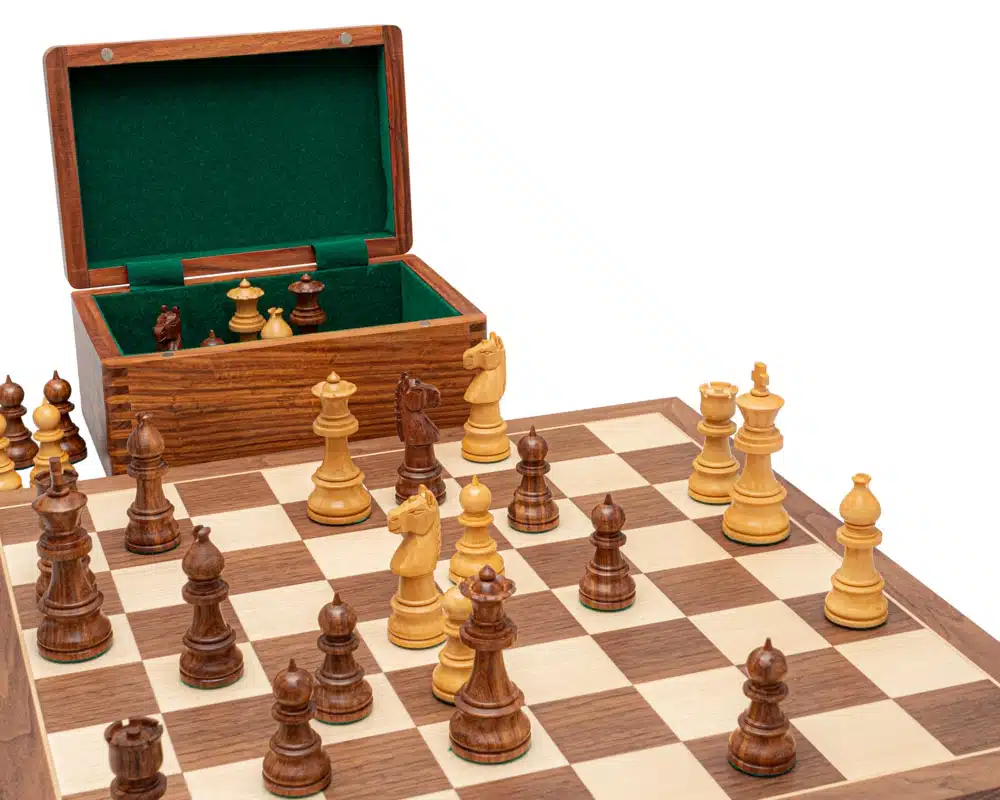 Caja de almacenamiento de madera abierta con interior de fieltro verde y piezas