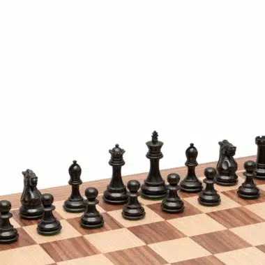 Piezas negras de ébano del juego Highclere alineadas en el tablero