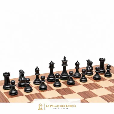 Piezas negras de ébano del juego Highclere alineadas en el tablero