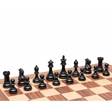 Piezas negras de ébano del juego Highclere alineadas en el tablero