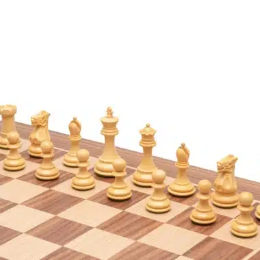 Piezas blancas de boj del juego Highclere alineadas en el tablero