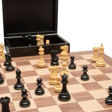 Caja abierta y partida en curso con el juego de ajedrez Highclere en el tablero