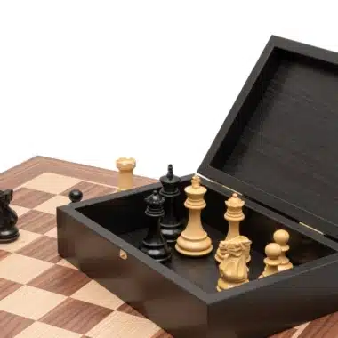 Caja de almacenamiento abierta con piezas del juego Highclere bien ordenadas