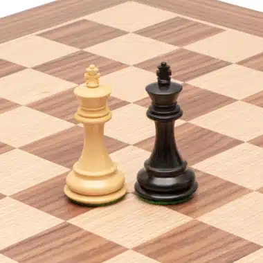Rey negro de ébano y rey blanco de boj del juego Highclere uno junto al otro