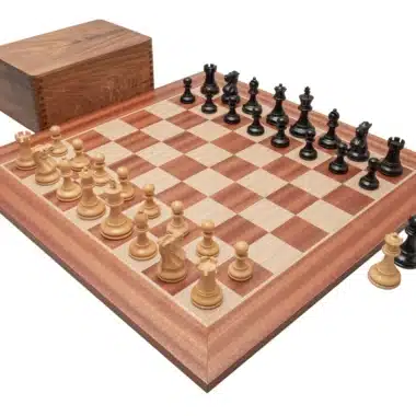 Juego de ajedrez completo Staunton en madera de boj sobre tablero de caoba y abedul, caja abierta al lado