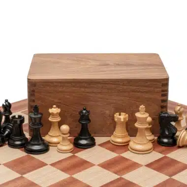 Caja de almacenamiento de palisandro cerrada rodeada de las piezas Staunton sobre el tablero