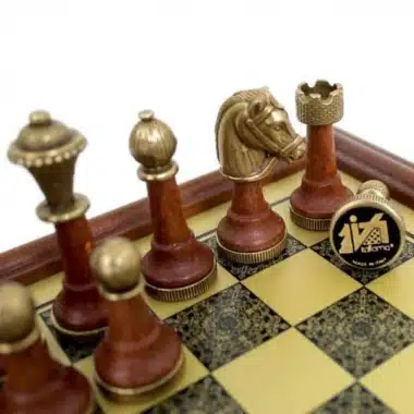 Tablero de ajedrez con marco de madera y tablero de ajedrez con efecto de latón y juego de ajedrez de metal y madera Staunton - Imagen 3