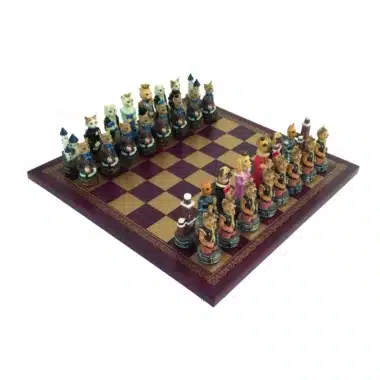 Juego de Ajedrez Perros y Gatos en Resina y Tablero de Ajedrez en Similcuero Burdeos y Dorado