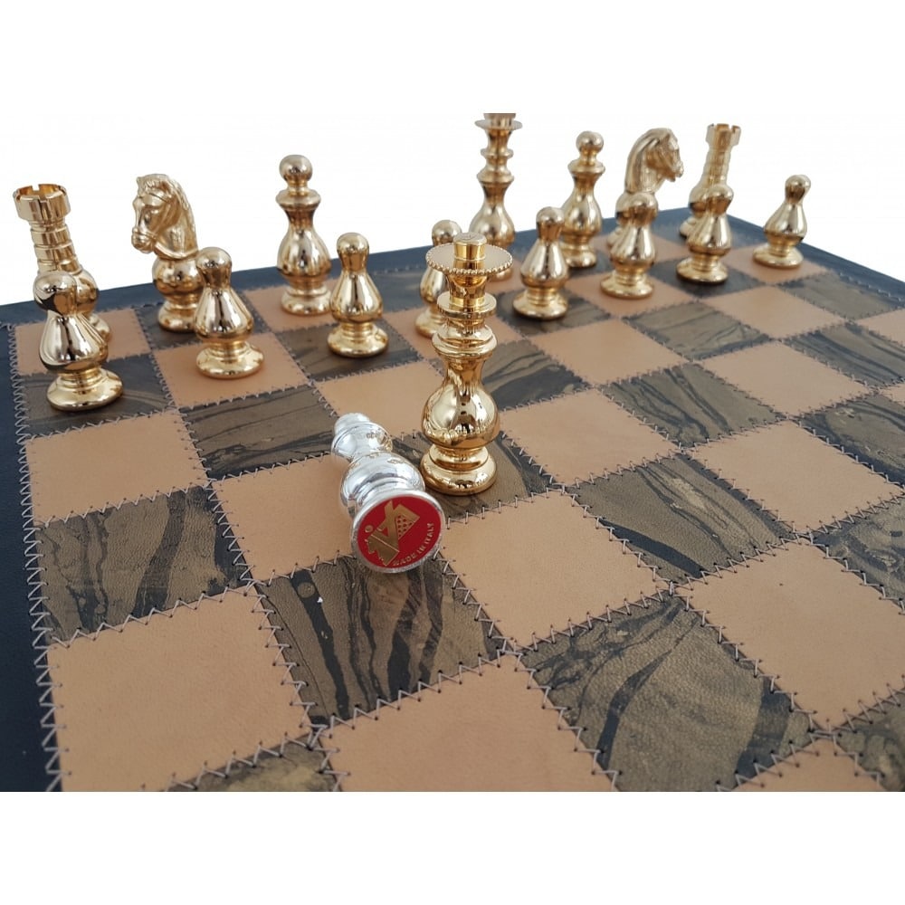 Juego de Ajedrez de Lujo en Latón Chapado en Oro y Plata y Tablero de Ajedrez en Cuero Verdadero Italiano - Imagen 2