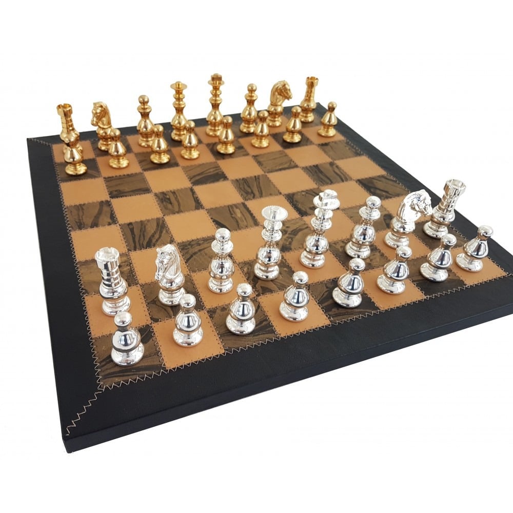 Juego de Ajedrez de Lujo en Latón Chapado en Oro y Plata y Tablero de Ajedrez en Cuero Verdadero Italiano