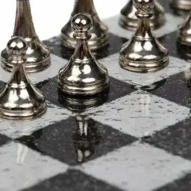Pequeño Tablero de Ajedrez en Vidrio Blanco y Negro & Juego de Ajedrez en Metal Baño de Oro / Plata - Imagen 4
