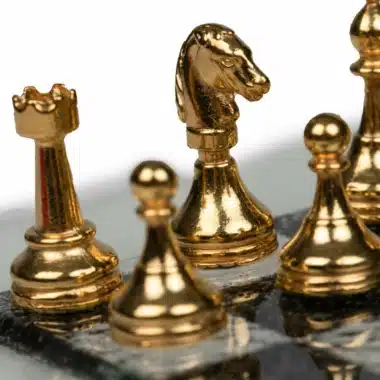 Pequeño Tablero de Ajedrez en Vidrio Blanco y Negro & Juego de Ajedrez en Metal Baño de Oro / Plata - Imagen 5