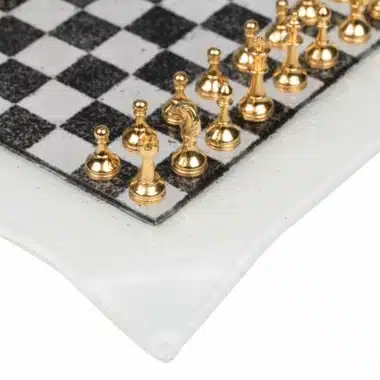 Pequeño Tablero de Ajedrez en Vidrio Blanco y Negro & Juego de Ajedrez en Metal Baño de Oro / Plata - Imagen 2