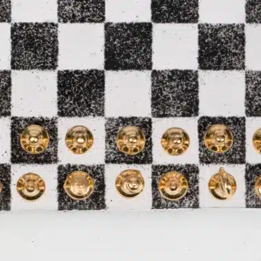 Pequeño Tablero de Ajedrez en Vidrio Blanco y Negro & Juego de Ajedrez en Metal Baño de Oro / Plata - Imagen 3