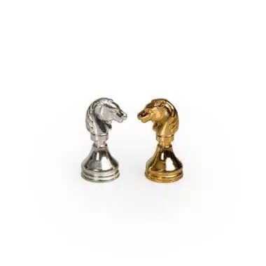 Pequeño Tablero de Ajedrez en Vidrio Blanco y Negro & Juego de Ajedrez en Metal Baño de Oro / Plata - Imagen 9