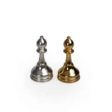 Pequeño Tablero de Ajedrez en Vidrio Blanco y Negro & Juego de Ajedrez en Metal Baño de Oro / Plata - Imagen 8