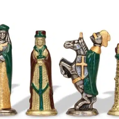 Reina, rey, caballo y torre medievales de metal esmaltado en verde y oro
