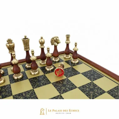 Detalle de las piezas de madera y metal sobre el tablero dorado grabado
