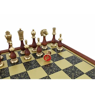 Detalle de las piezas de madera y metal sobre el tablero dorado grabado