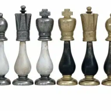 Juego de Ajedrez en Metal y Madera Negra y Blanca