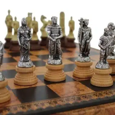 Alternative view of Juego de Ajedrez Romano vs Bárbaro - Ajedrez, Damas y Backgammon en polipiel con compartimento de almacenaje y Juego de Ajedrez en metal y madera