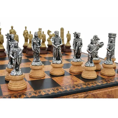 Piezas de ajedrez Romanos y Bárbaros en metal, detalle sobre el tablero