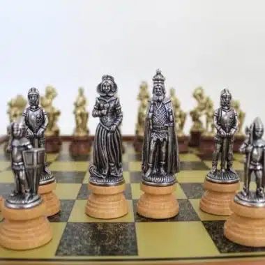 Alternative view of Juego de ajedrez Mary Stuart - Tablero de ajedrez con efecto de latón con marco de madera y juego de ajedrez de metal y madera