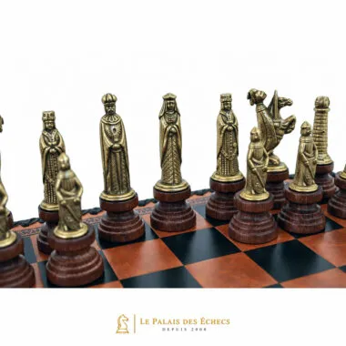 Detalle de las piezas de ajedrez medievales doradas que representan rey, dama y personajes