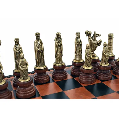 Detalle de las piezas de ajedrez medievales doradas que representan rey, dama y personajes