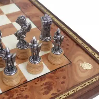 Alternative view of Juego de ajedrez Mary Stuart - Tablero de ajedrez con pedestal de madera de olmo y brezo y juego de ajedrez de metal y madera