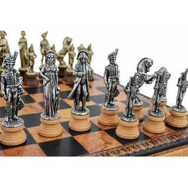 Piezas de ajedrez Napoléon en metal plateado sobre el tablero, detalle de los soldados