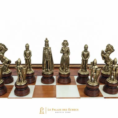 Piezas de ajedrez Mary Stuart doradas, rey y reina con atuendo de gala en el tablero