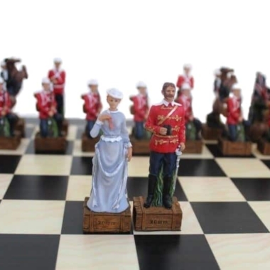 Alternative view of Juego de Ajedrez Británico VS Zulúes - Tablero de Madera & Juego de Ajedrez de Resina Pintado a Mano