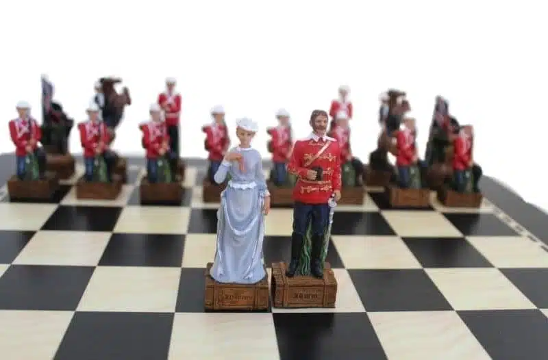 Juego de Ajedrez Británico VS Zulúes - Tablero de Madera & Juego de Ajedrez de Resina Pintado a Mano - Imagen 2