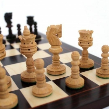 Alternative view of Juego de Ajedrez Esculpido y Tablero de Ajedrez de Madera de Rosa Oscuro